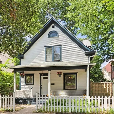 Urban Oasis By 5 Mins To Eat St, Downtown, & Convention Center Villa